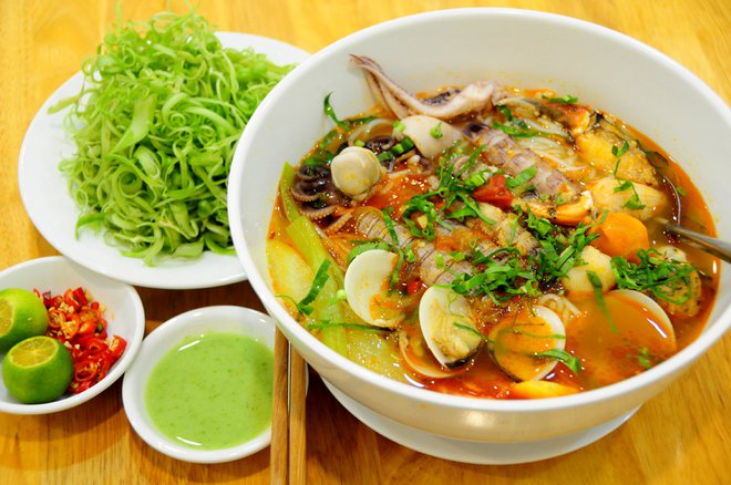 Bún bề bề Sài Gòn ăn kèm rau muống bào và chén muốn tiêu chanh. Tô bún chất lượng có giá từ 40.000 đồng đến 60.000 đồng. Không chỉ có bề bề, nhiều quán còn có cả thịt cua và càng cua. Thực khách có thể tìm ăn tại các quán trên đường Hoa Lan (Phú Nhuận) hoặc Nguyễn Thị Thập (quận 7). Bún bề bề Sài Gòn ăn kèm rau muống bào và chén muốn tiêu chanh. Tô bún chất lượng có giá từ 40.000 đồng đến 60.000 đồng. Không chỉ có bề bề, nhiều quán còn có cả thịt cua và càng cua. Thực khách có thể tìm ăn tại các quán trên đường Hoa Lan (Phú Nhuận) hoặc Nguyễn Thị Thập (quận 7).